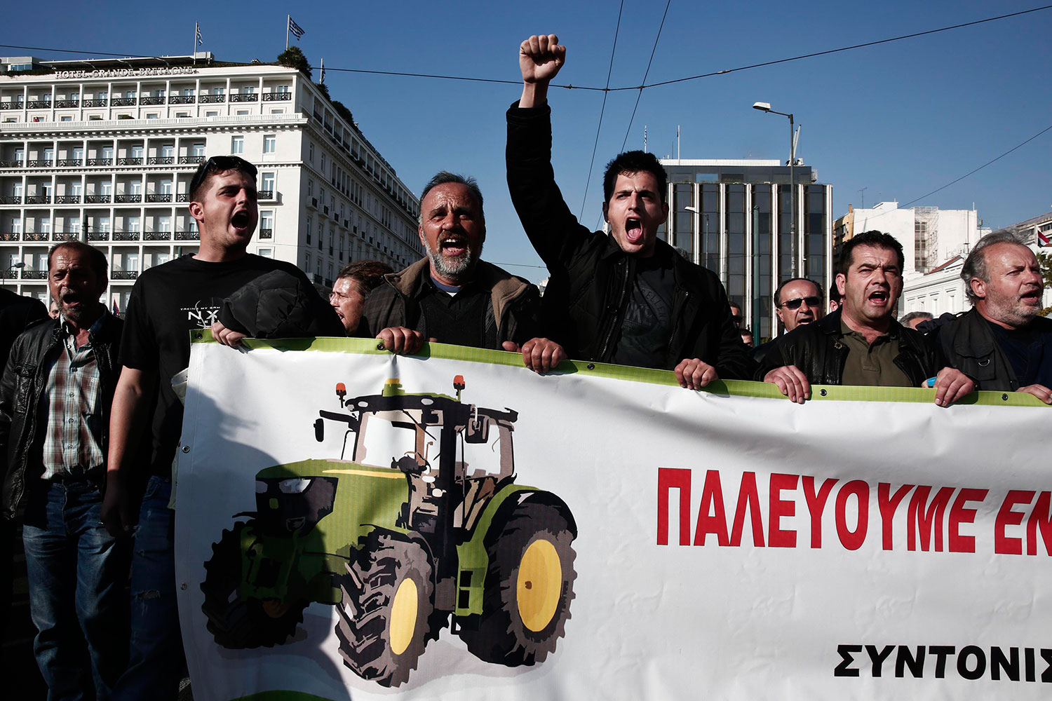 Unos 4.000 agricultores griegos protestan contra el aumento de impuestos sobre ingresos agrícolas