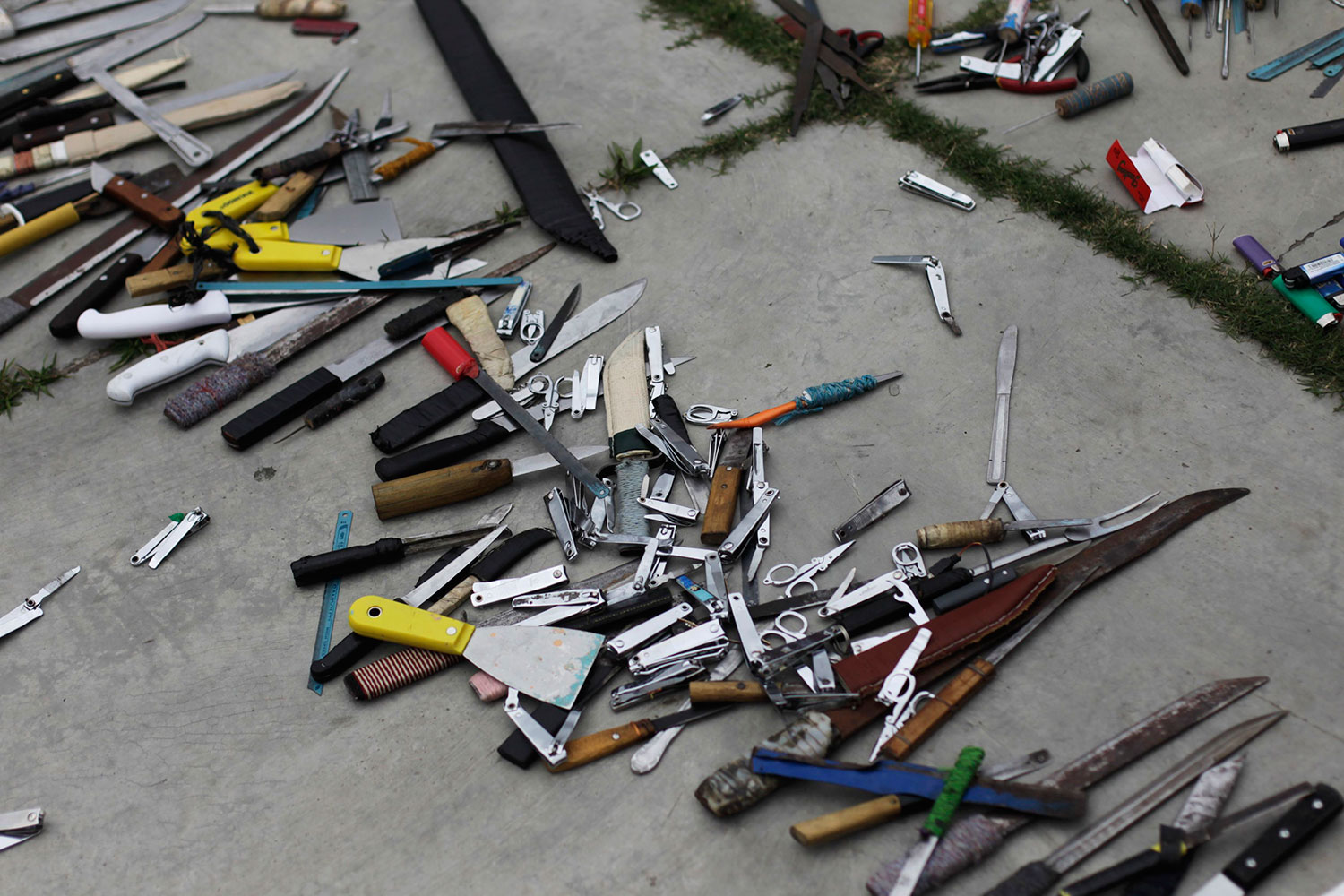 Más de 100 armas blancas, drogas, móviles y 8.000 euros incautados en la prisión de Támaras