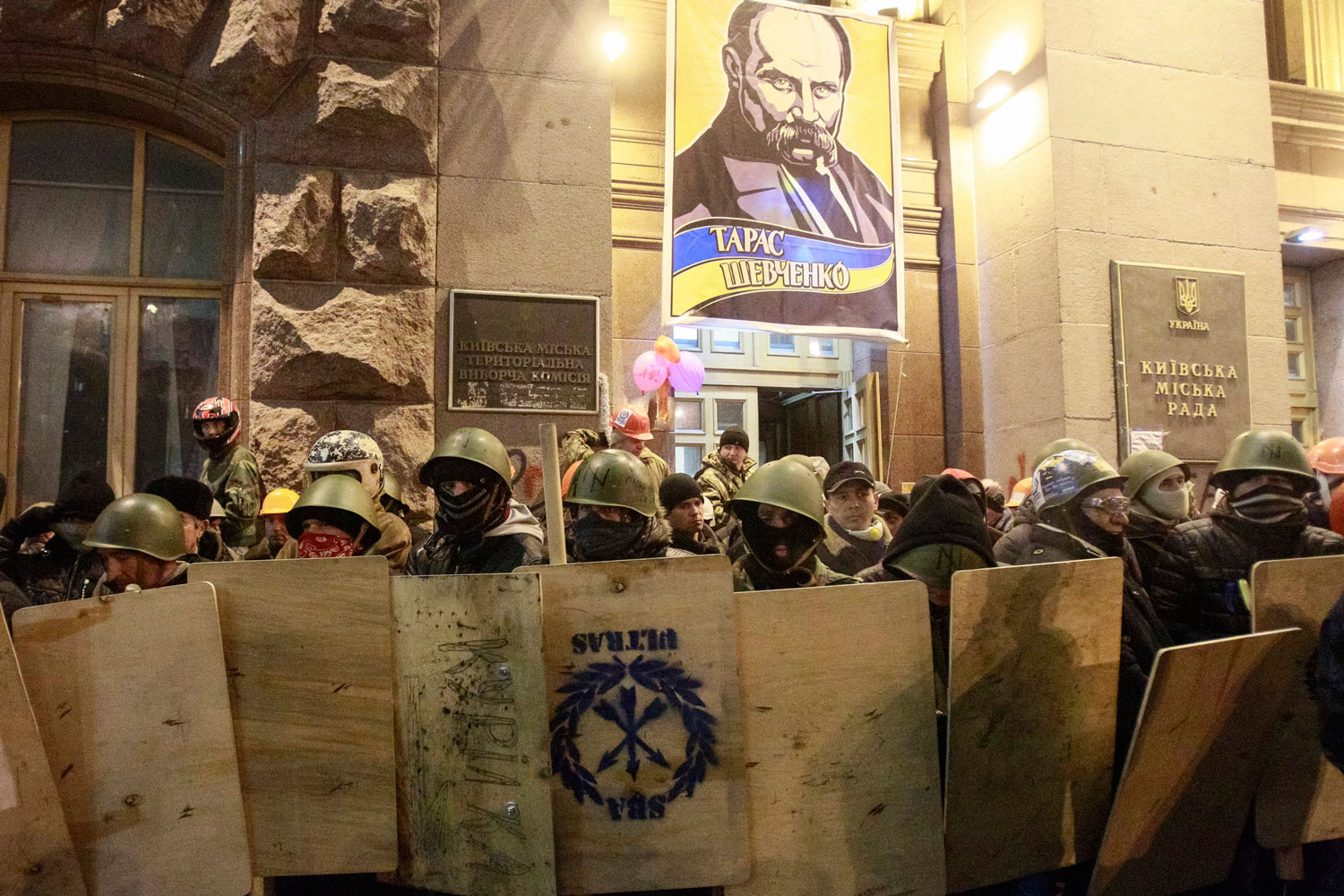La oposición desaloja el Ayuntamiento de Kiev