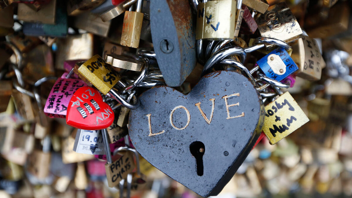 Los candados que cuelgan del Pont des Arts en Paris amenazan la estabilidad de la barandilla