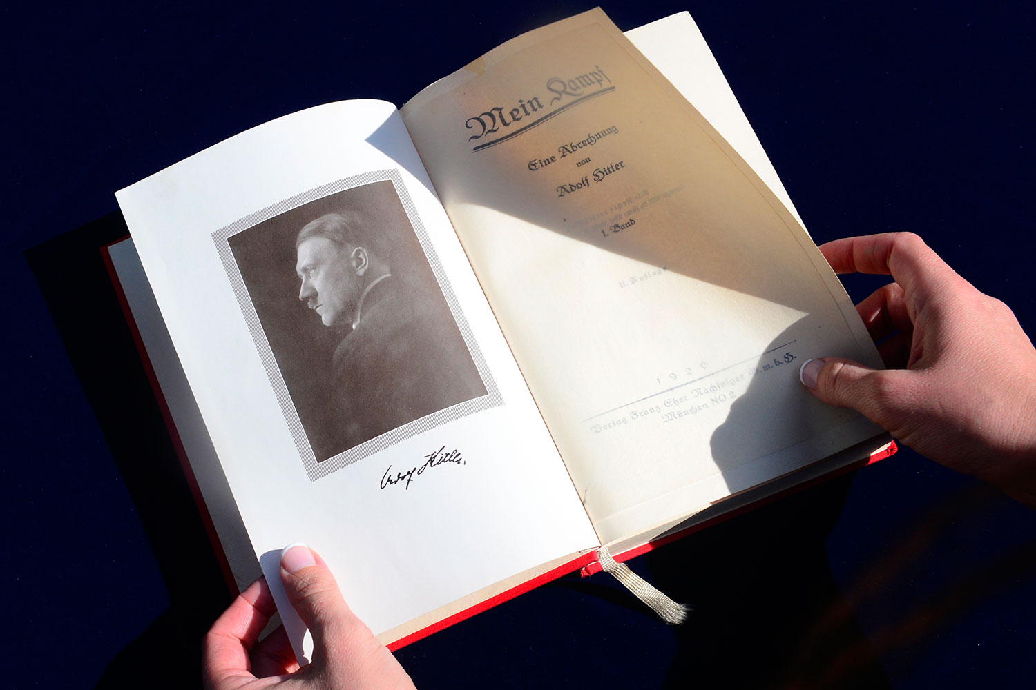 Las copias del "Mein Kampf" de A. Hitler firmadas por el autor son subastadas por más de 47.000