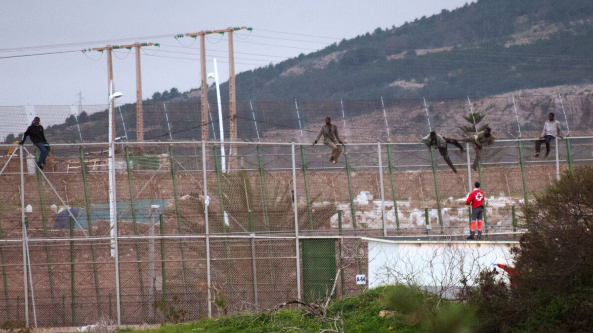 150 subsaharianos entran en Melilla en el mayor asalto a la valla registrado desde 2005