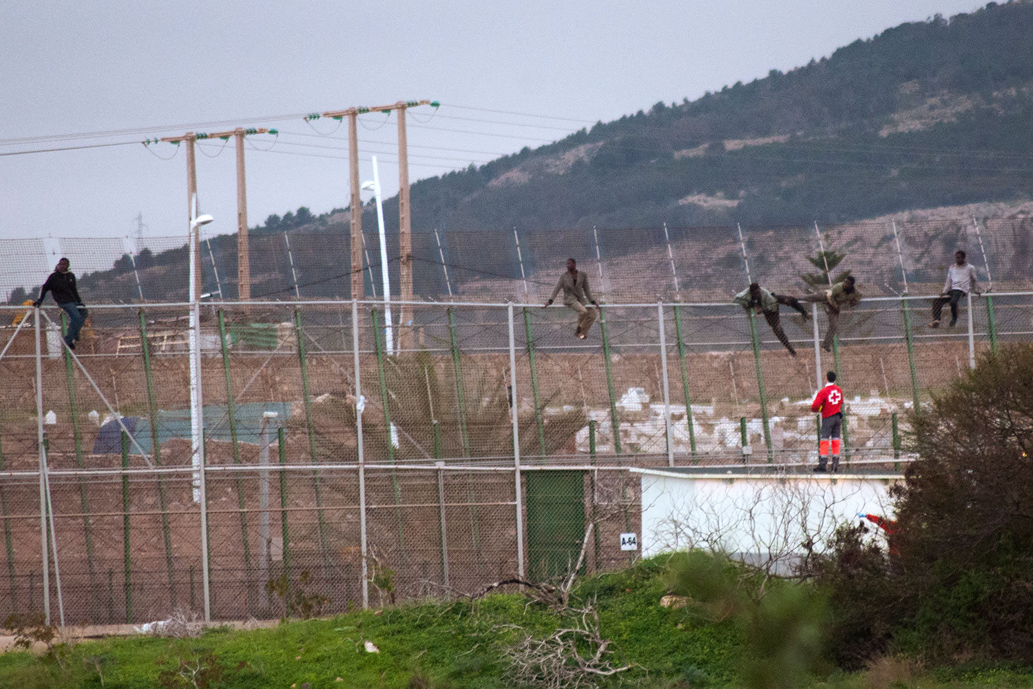 150 subsaharianos entran en Melilla en el mayor asalto a la valla registrado desde 2005