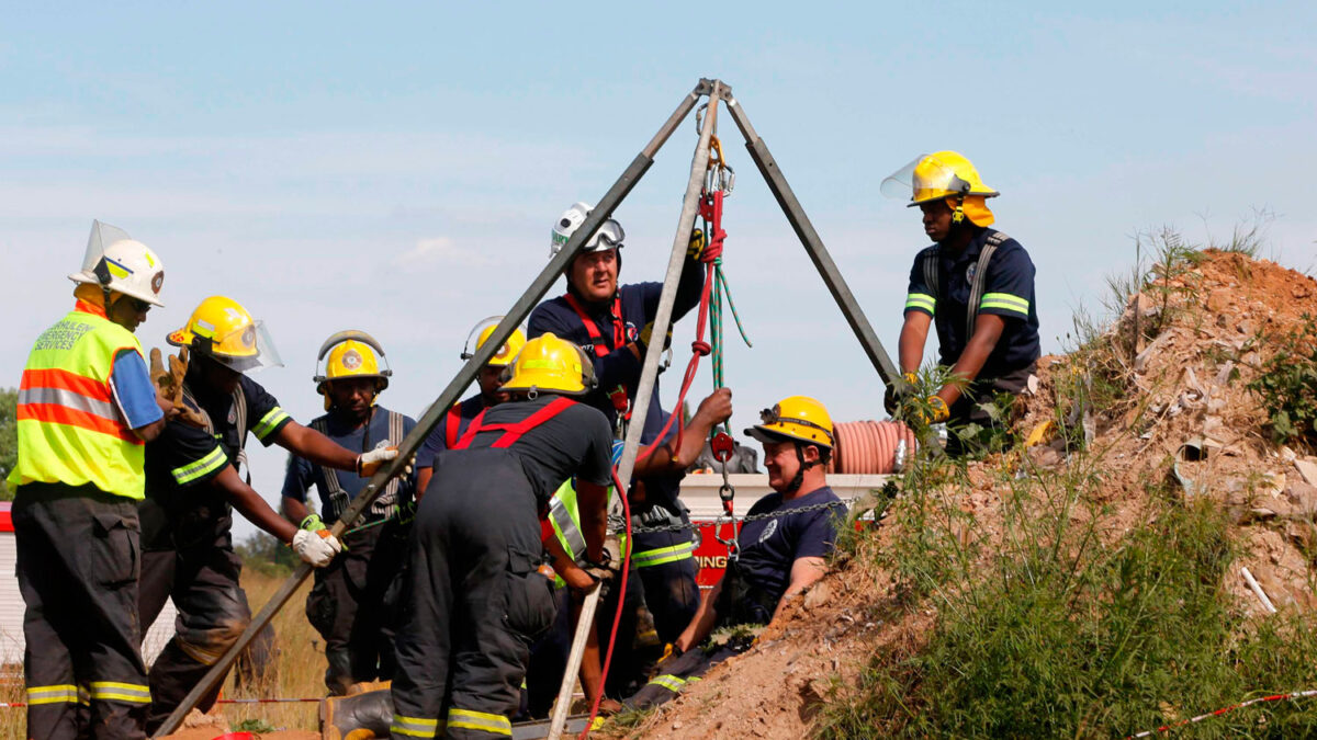 Mineros ilegales atrapados en una mina de oro rechazan el rescate para evitar su arresto