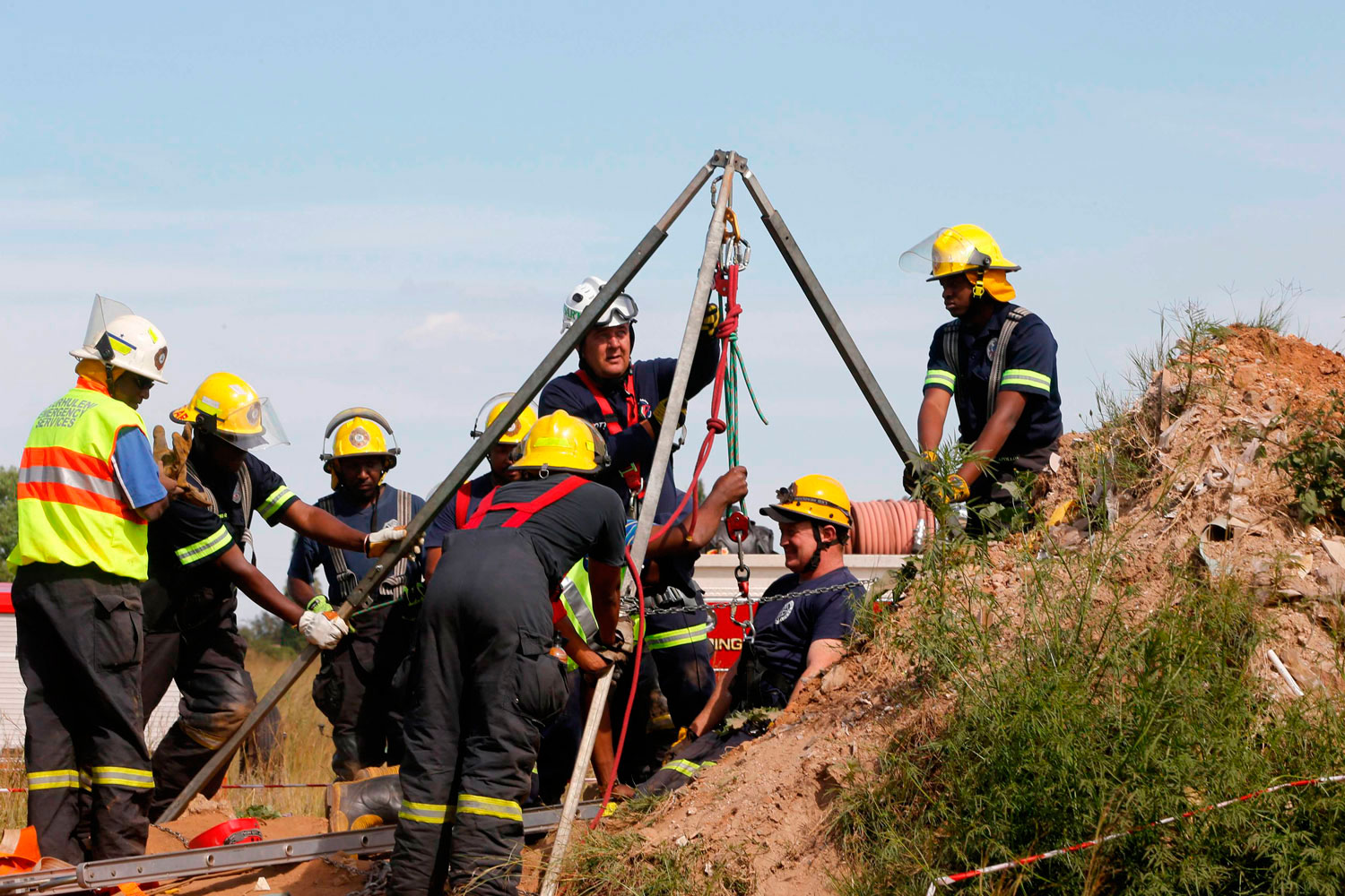 Mineros ilegales atrapados en una mina de oro rechazan el rescate para evitar su arresto