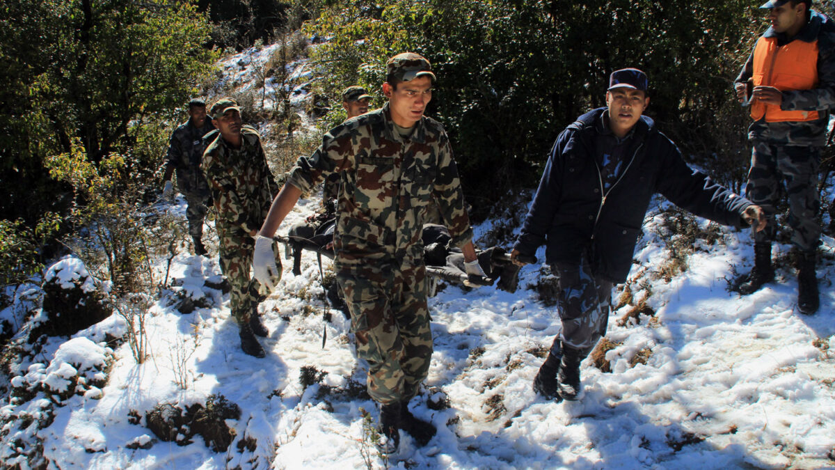 Hallan restos del avión desaparecido en Nepal sin supervivientes