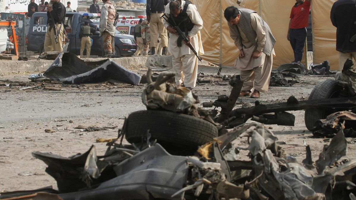 Mueren 11 agentes de Policía y otras 40 personas resultan heridas en un atentado suicida en Karachi