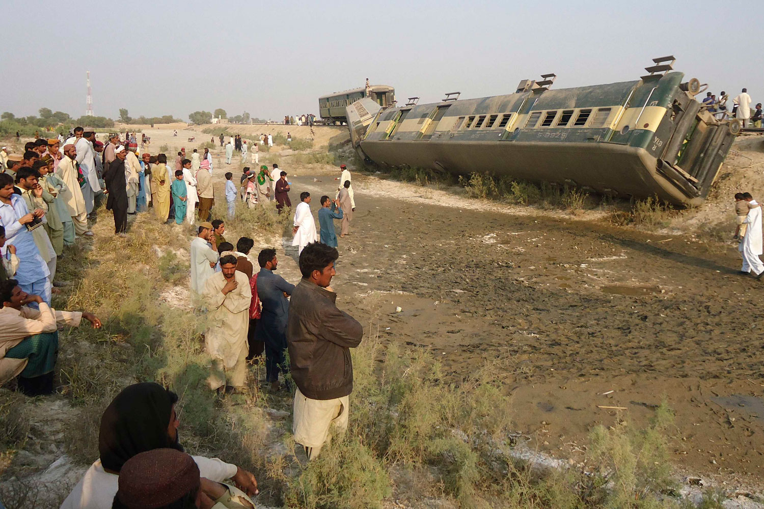 Al menos 7 muertos tras un atentando contra un tren de pasajeros en Pakistán