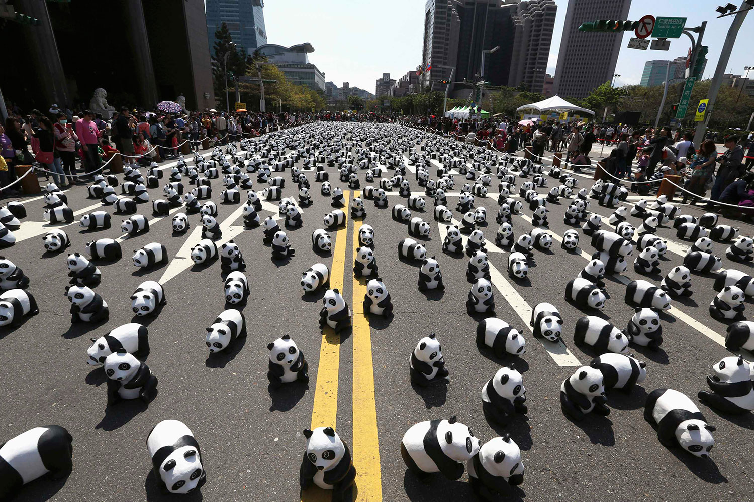 «Pandas on Tour» recorre Taipei para pedir la protección de los animales en peligro de extinción