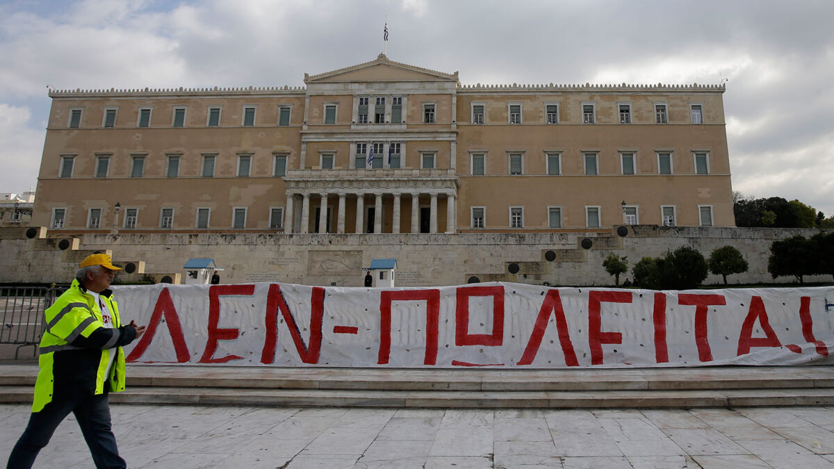 Cientos de trabajadores portuarios protestan en Grecia contra la privatización del puerto El Pireo