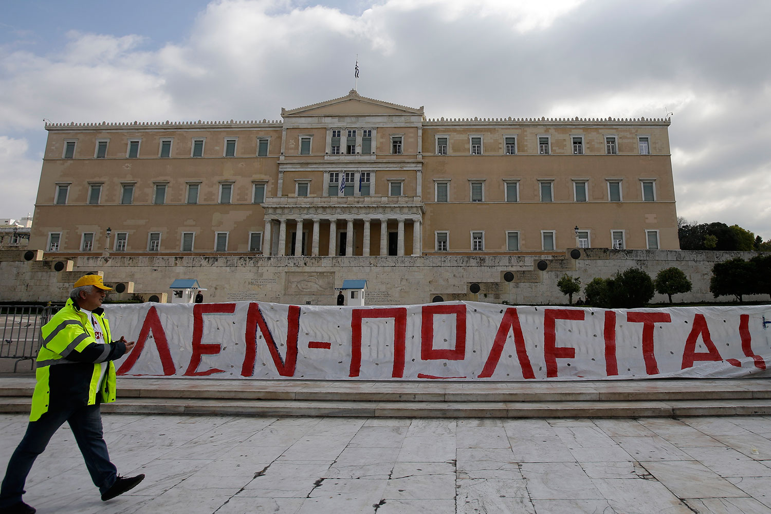 Cientos de trabajadores portuarios protestan en Grecia contra la privatización del puerto El Pireo