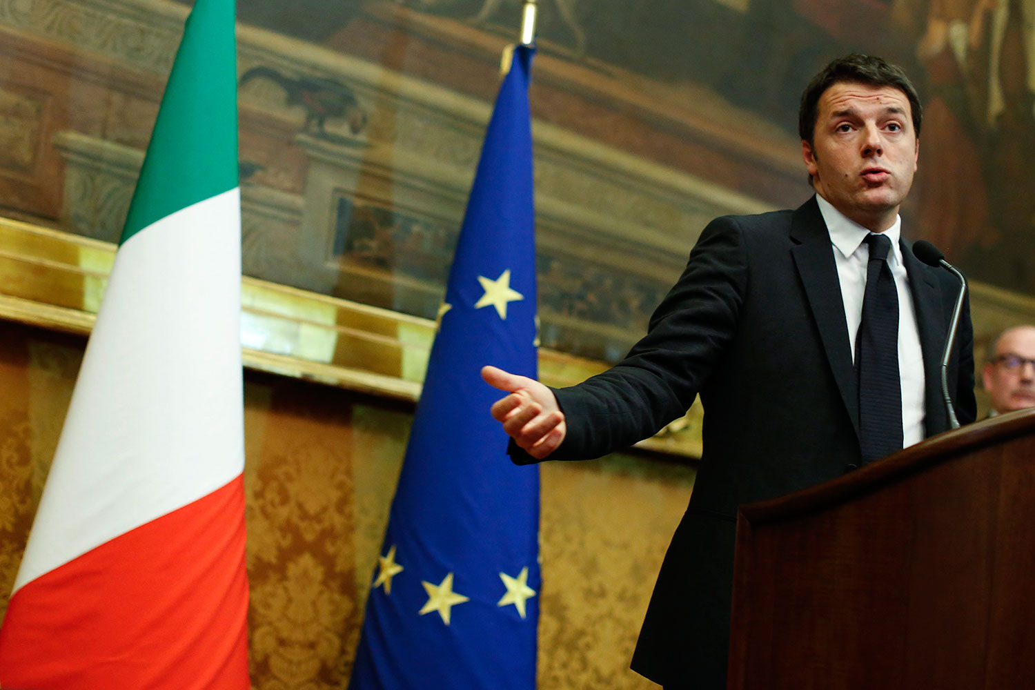 Matteo Renzi concluye las conversaciones con los grupos parlamentarios antes de jurar el cargo