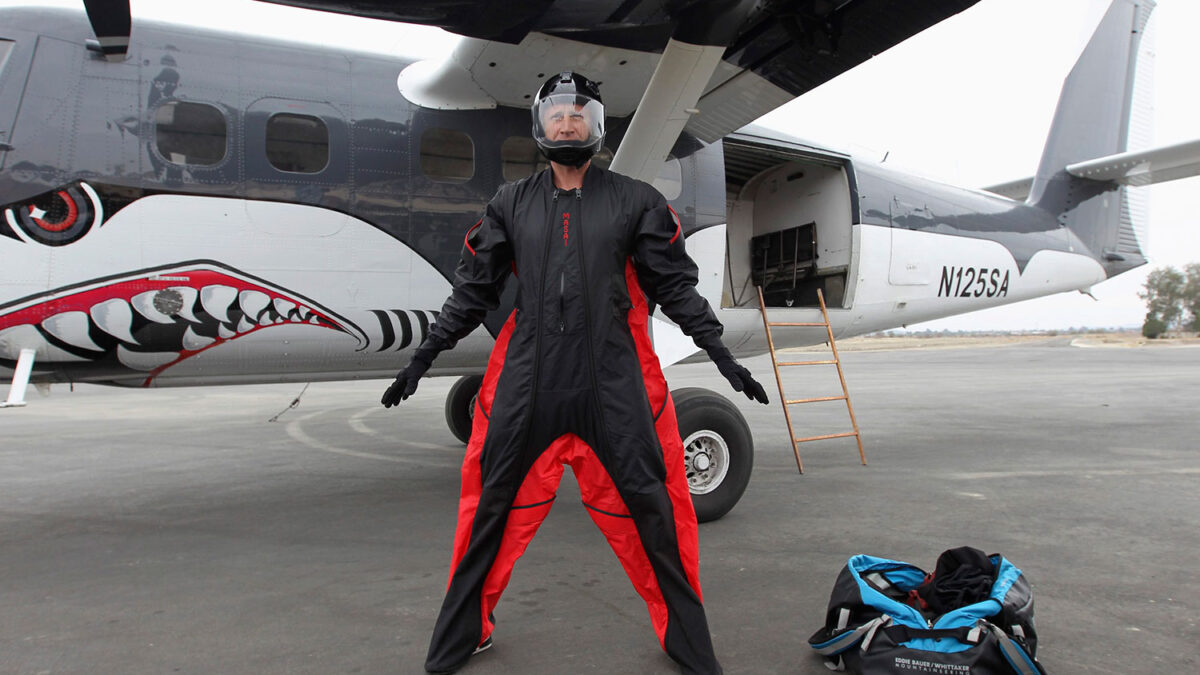 Ogwyn se prepara para el primer wingsuit jump desde el Everest