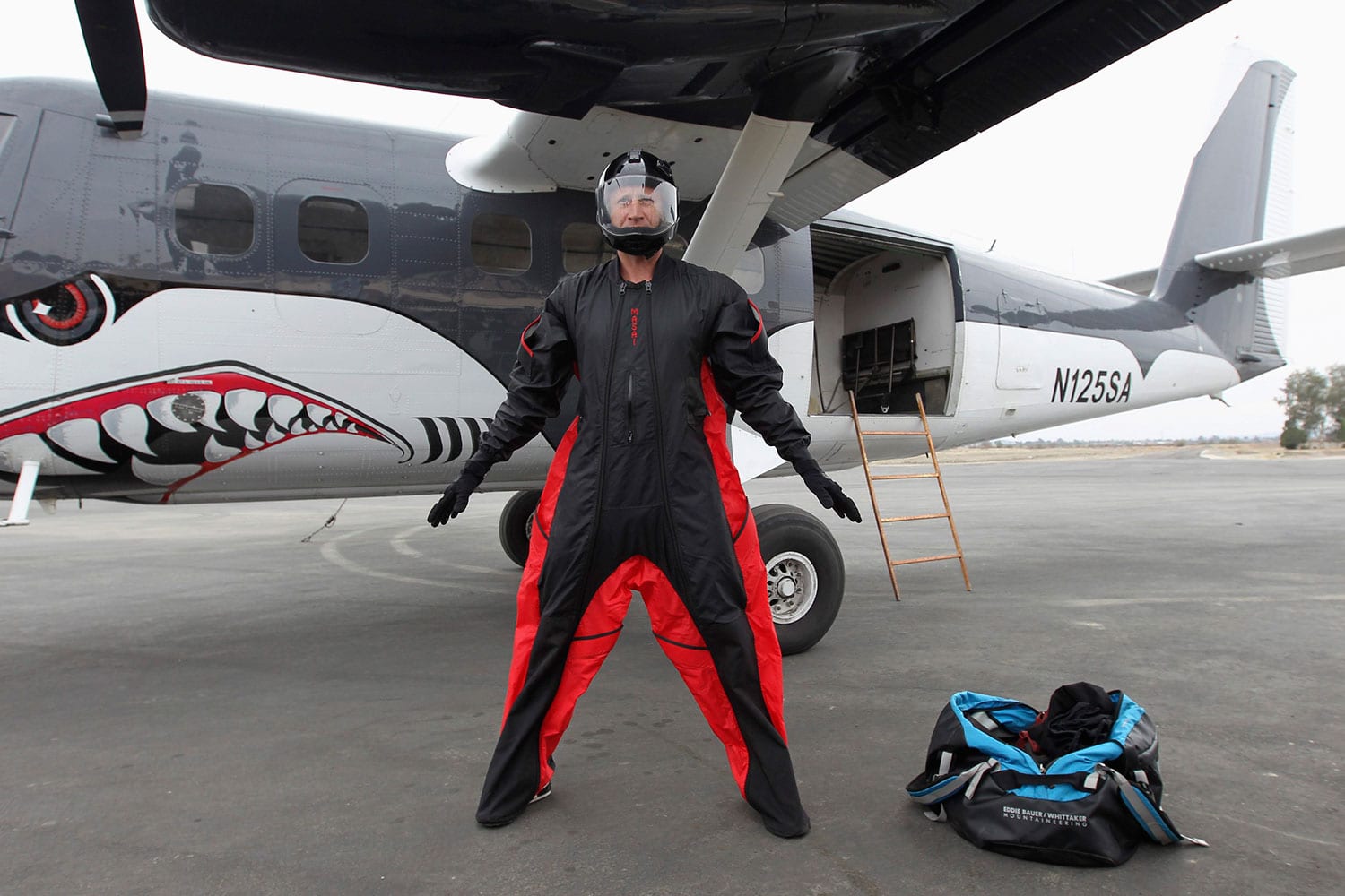 Ogwyn se prepara para el primer wingsuit jump desde el Everest