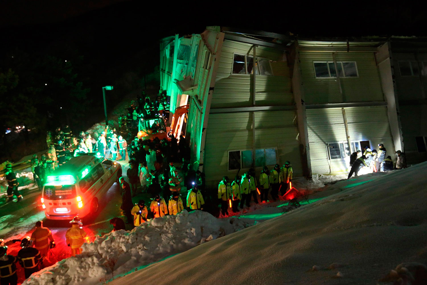 Mueren ocho estudiantes al derrumbarse el techo de un auditorio en Gyeongju, Corea del Sur
