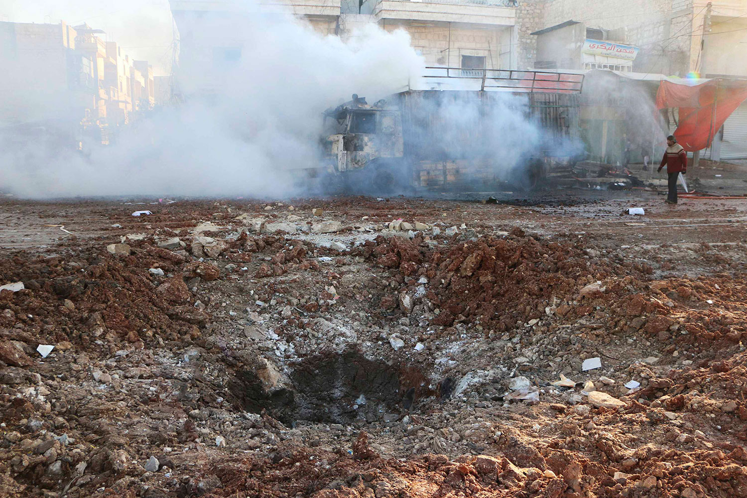 Los barriles de explosivos lanzados por el régimen sobre un colegio de Al Mazirib mata a 18 personas