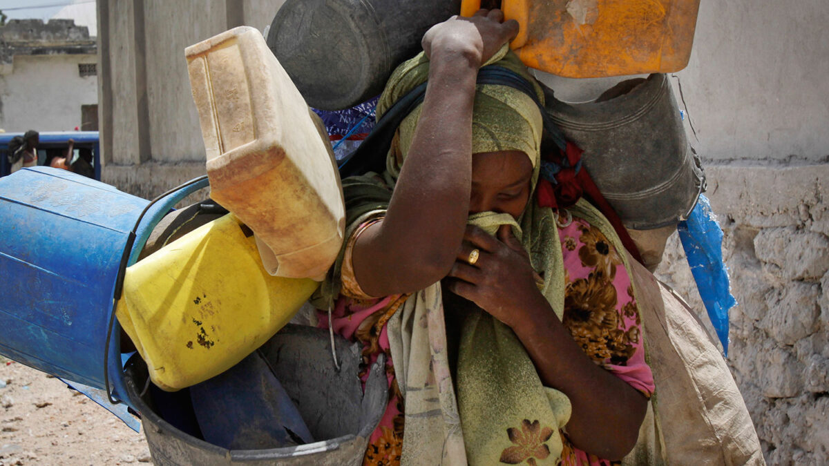 Cientos de familias residentes en Mogadiscio huyen de la barbarie