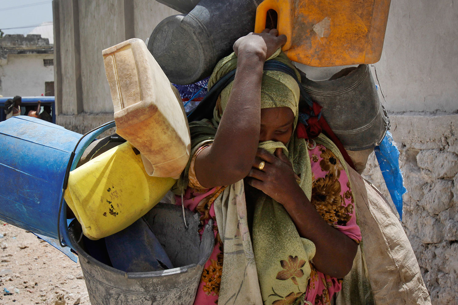 Cientos de familias residentes en Mogadiscio huyen de la barbarie