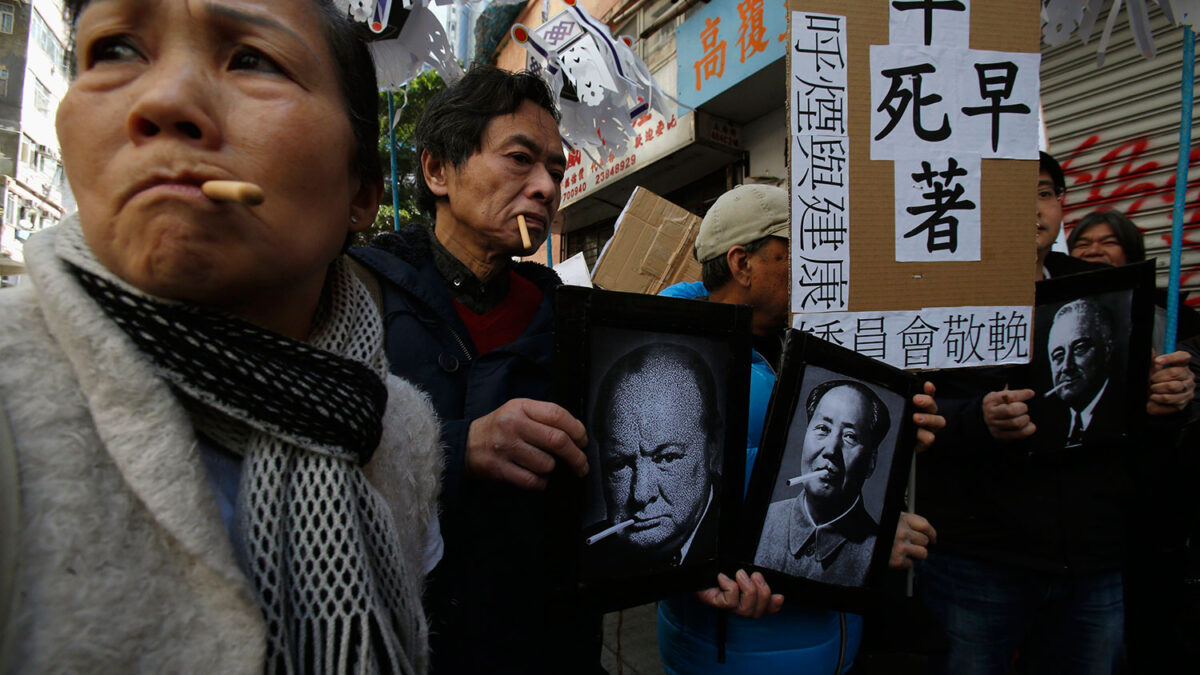 Los fumadores chinos protestan contra la subida de impuestos sobre el tabaco