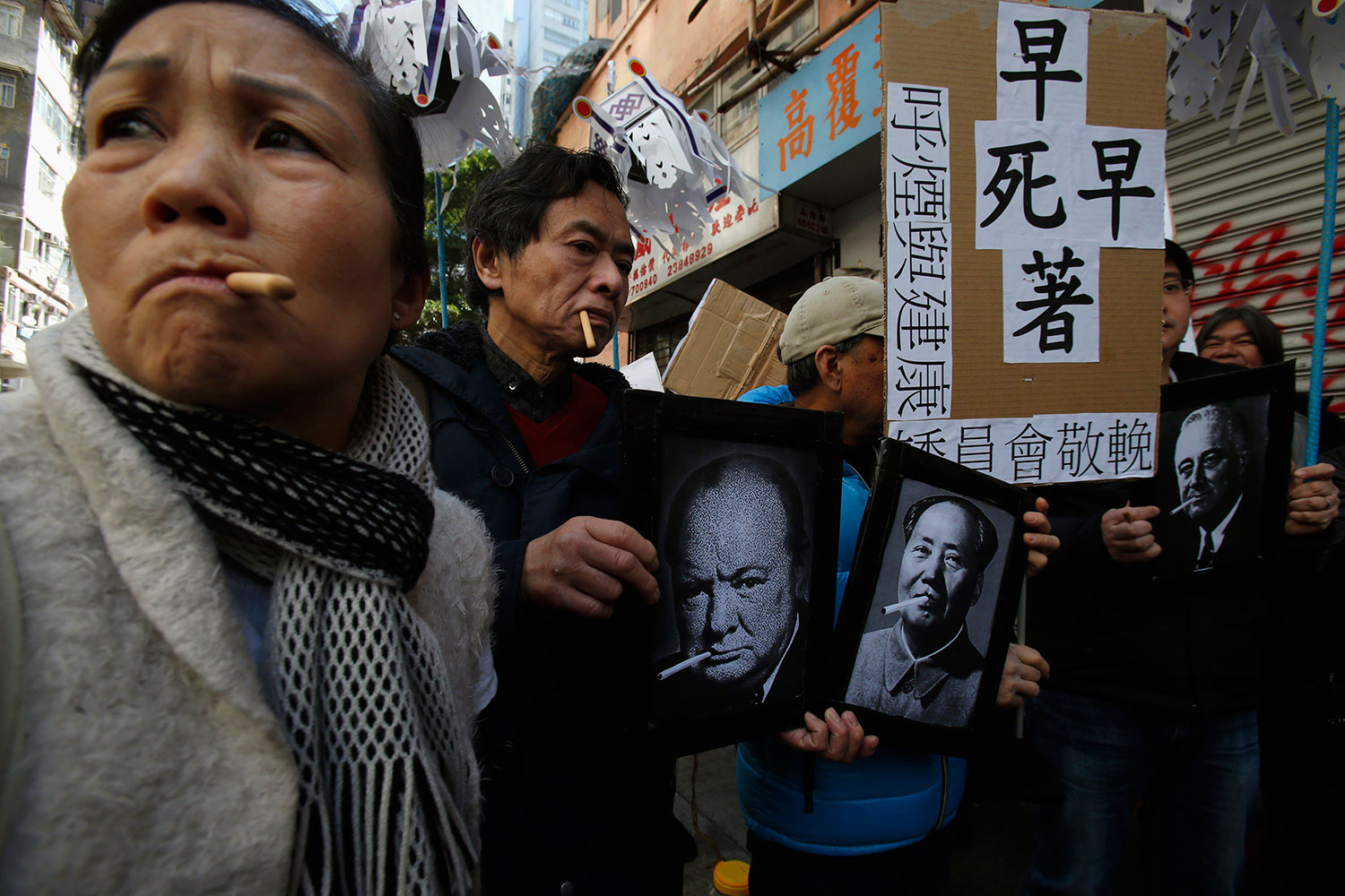 Los fumadores chinos protestan contra la subida de impuestos sobre el tabaco