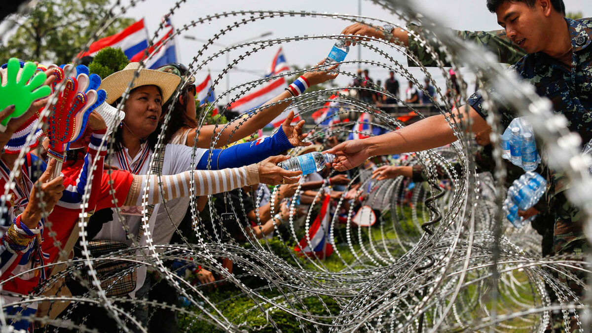 Miles de manifestantes se concentran frente a la oficina provisional en Bangkok