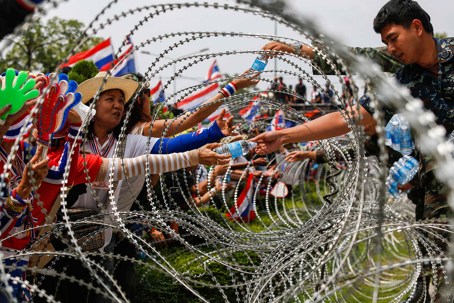Miles de manifestantes se concentran frente a la oficina provisional en Bangkok