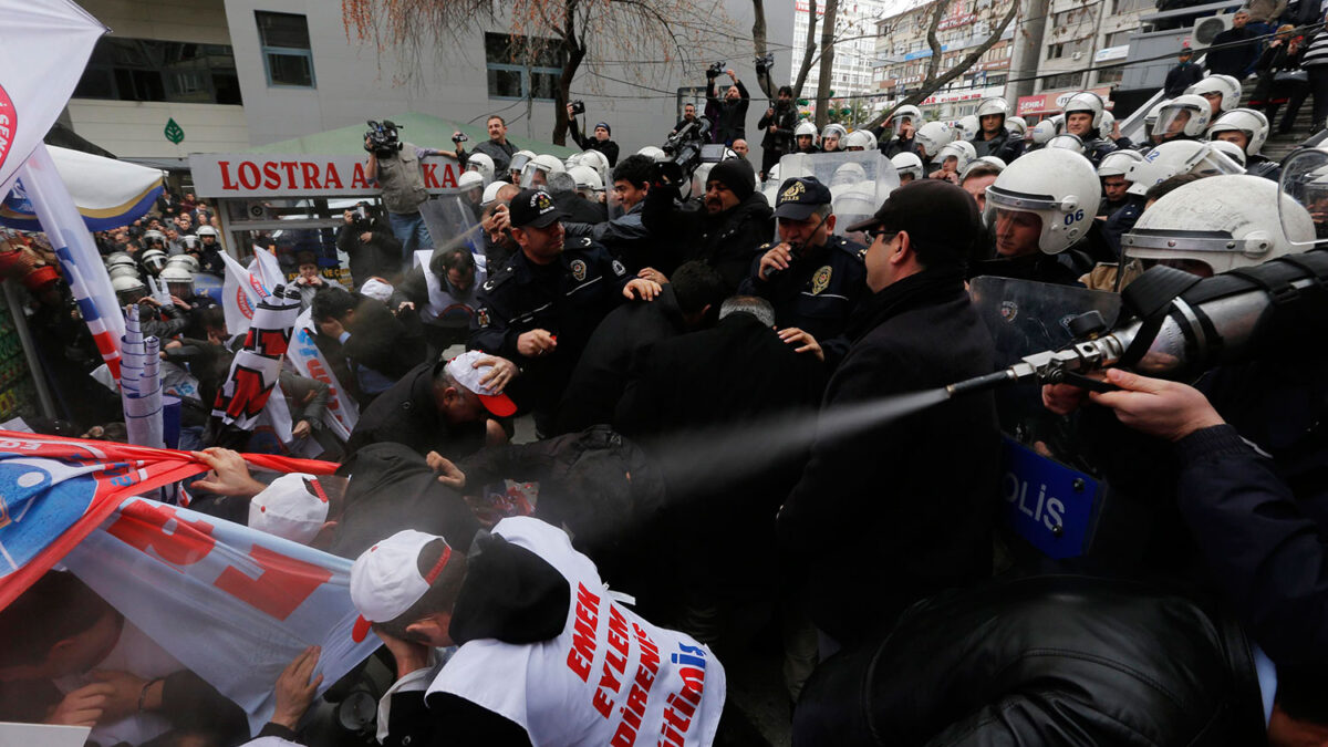 Miles de manifestantes piden la dimisión de Erdogan tras la difusión de la conversación con su hijo