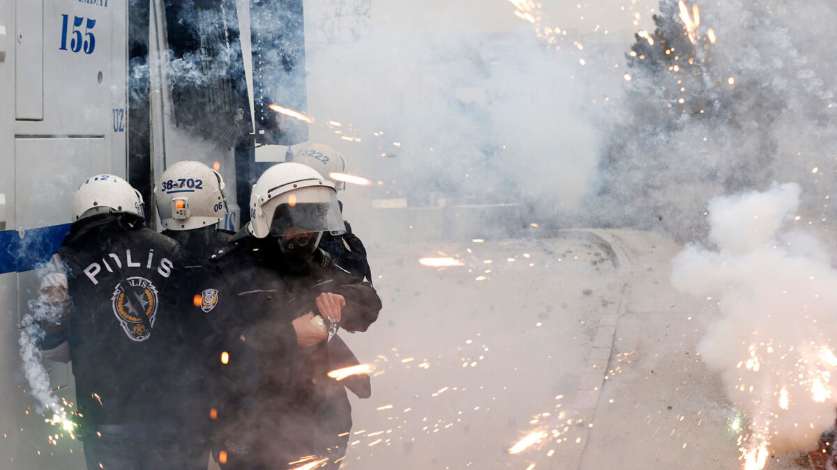 Universitarios protestan en Ankara por la construcción de una carretera que divide el campus