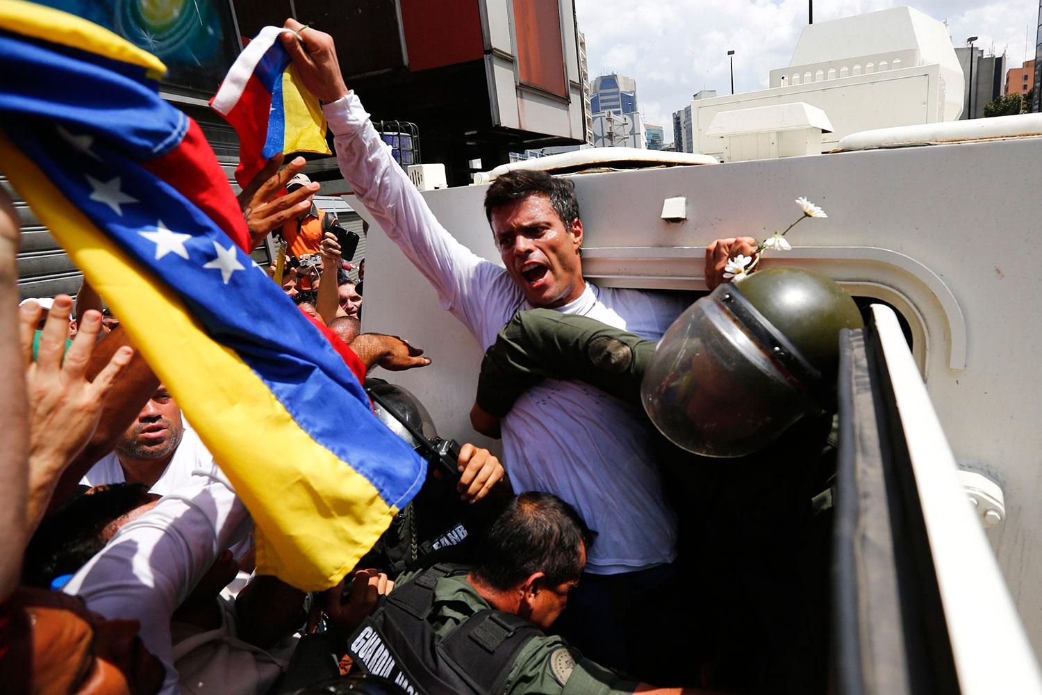El opositor venezolano, Leopoldo López, se entrega a la Guardia Nacional
