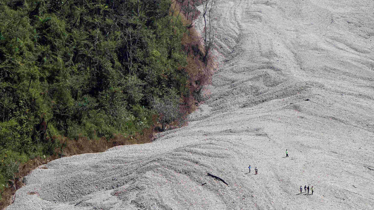 Una capa de 20 centímetros de ceniza cubre ciudades y aeropuertos próximos al volcán de Kelud