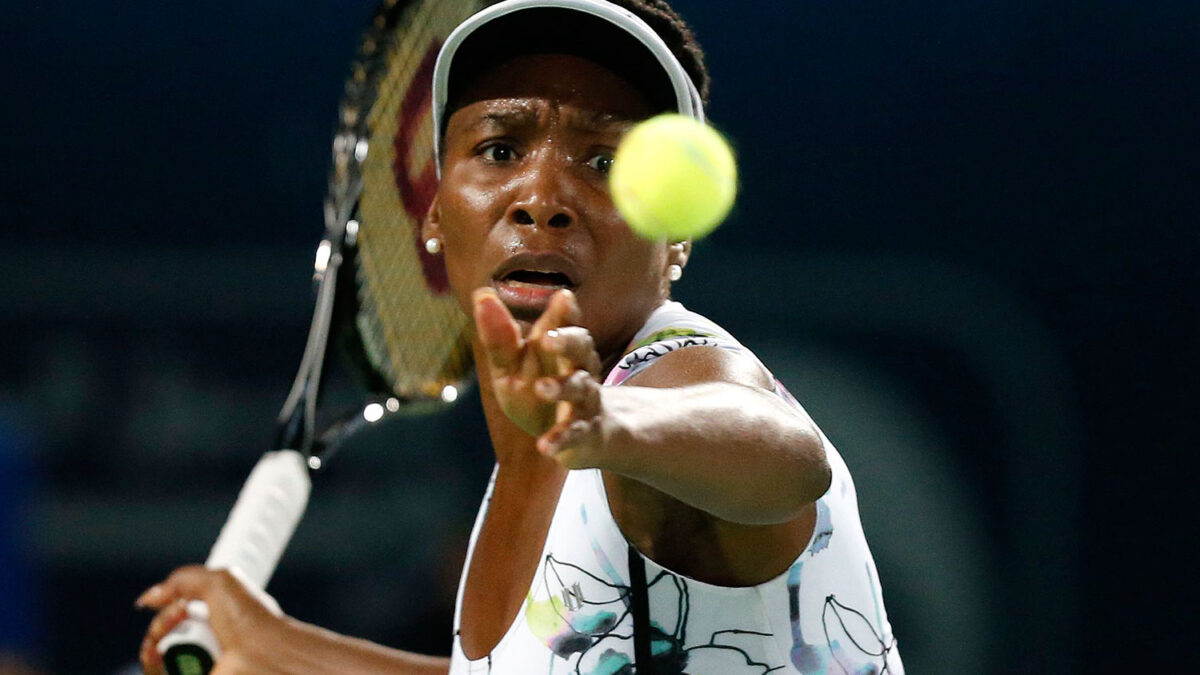 Venus Williams vence a Elena Vesnina en el torneo de tenis de Dubai