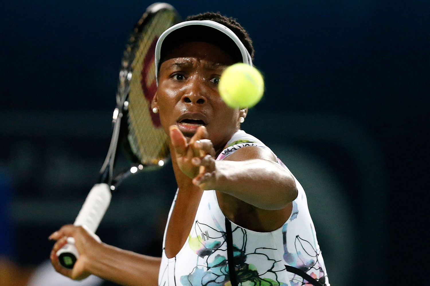 Venus Williams vence a Elena Vesnina en el torneo de tenis de Dubai