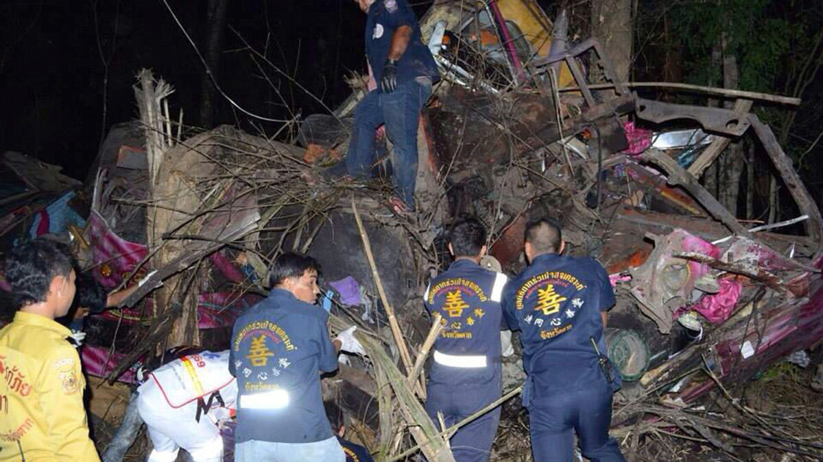 32 muertos tras despeñarse un autobús por un barranco en Tailandia