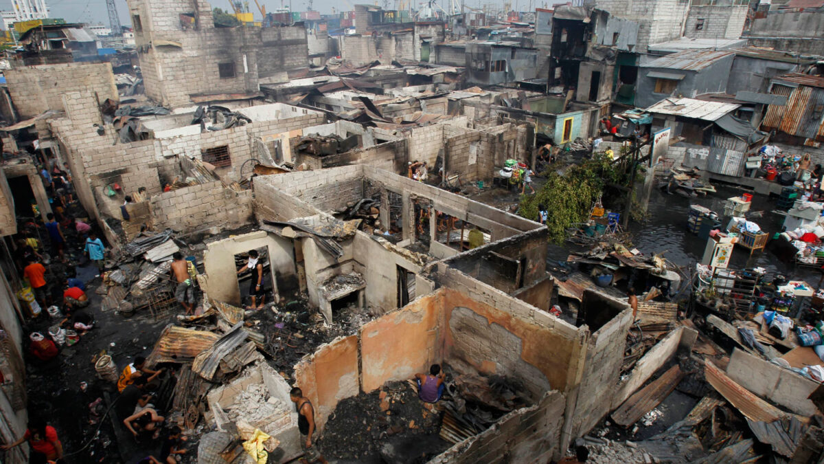Arden alrededor de 200 casas en Manila
