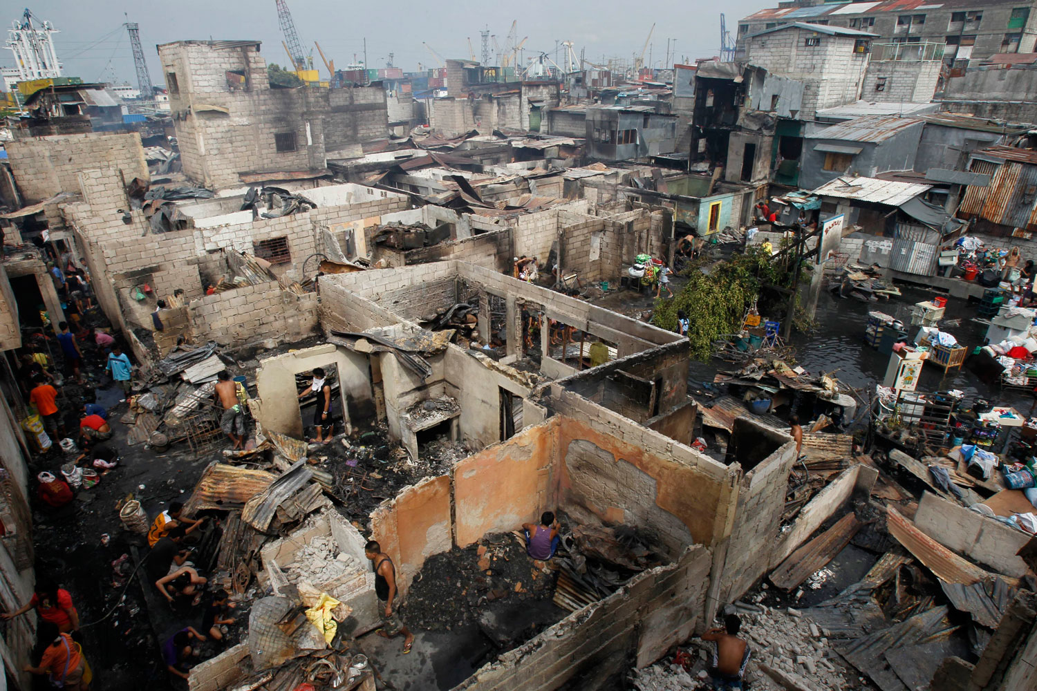 Arden alrededor de 200 casas en Manila