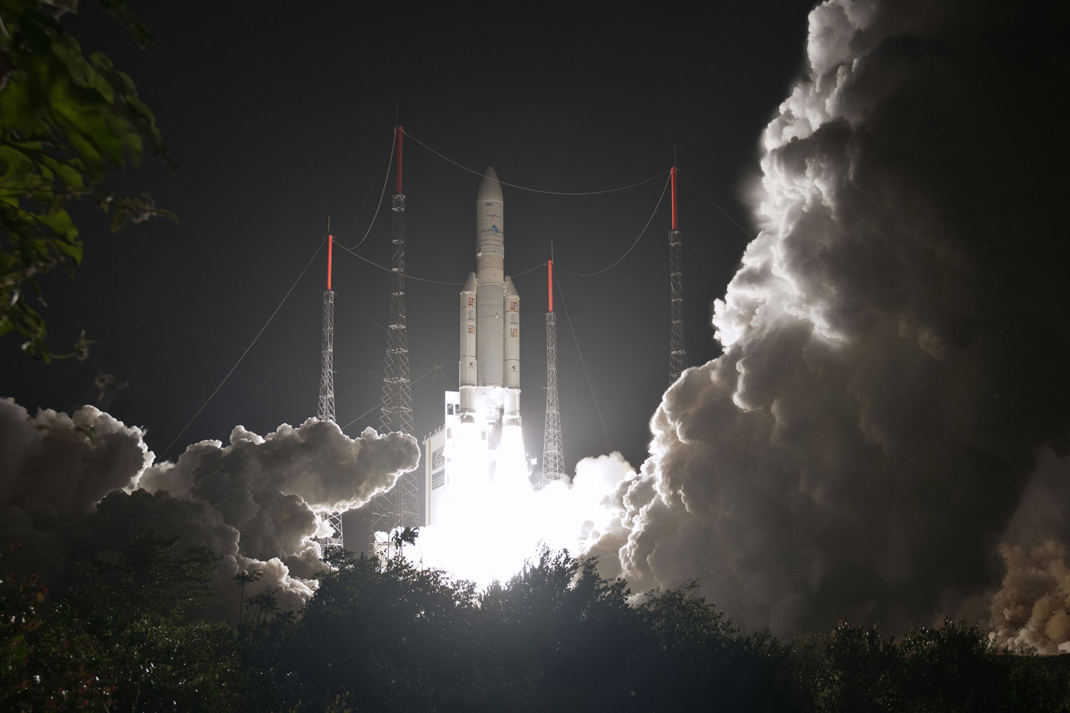 Despega el cohete Ariano 5 para colocar dos satélites para mejorar comunicaciones en Sudamérica