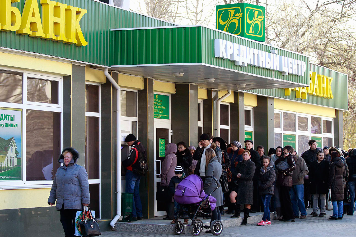 La restricción sobre la liquidez deja colas interminables en las sucursales de Simferopol