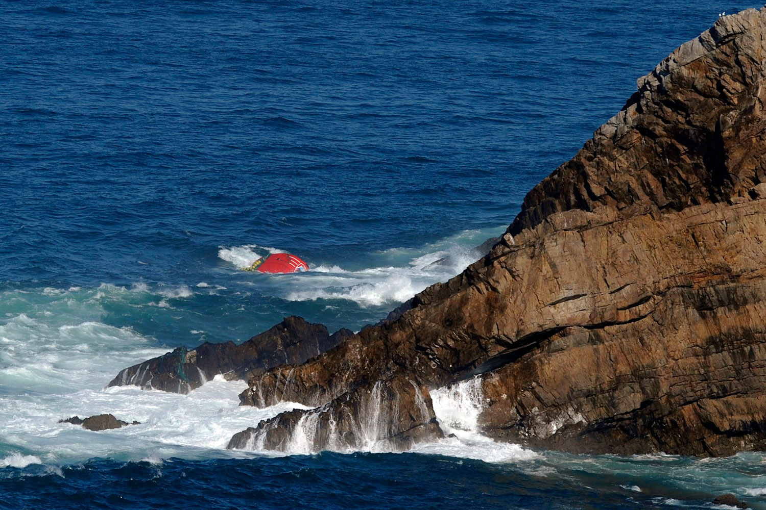 El naufragio de un pesquero en Asturias deja 2 muertos y 6 desaparecidos