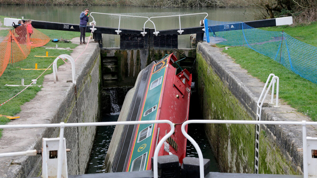 Vuelcan un barco tras una despedida de soltero que bloquea el canal de Kennet y Avon