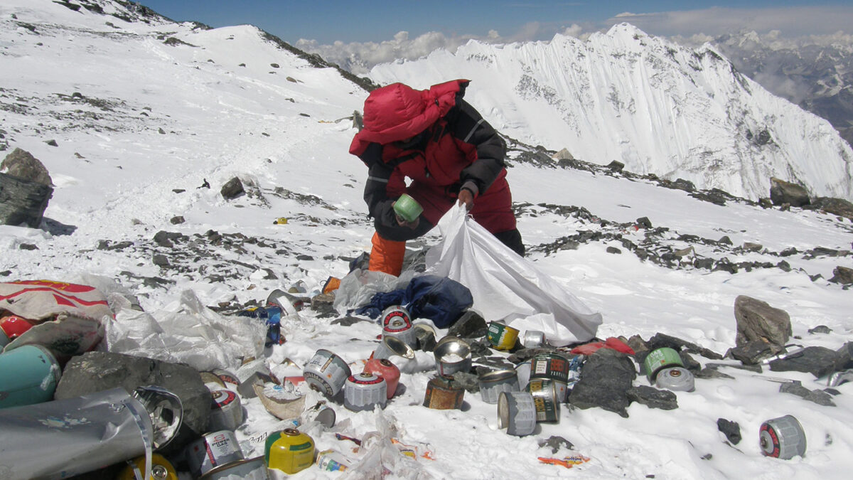 El gobierno de Nepal obliga a bajar del Everest con, al menos, ocho kilos de basura