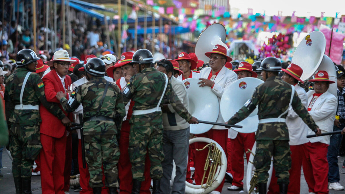 El desplome de una pasarela en el desfile del carnaval boliviano causa 4 muertos y 60 heridos