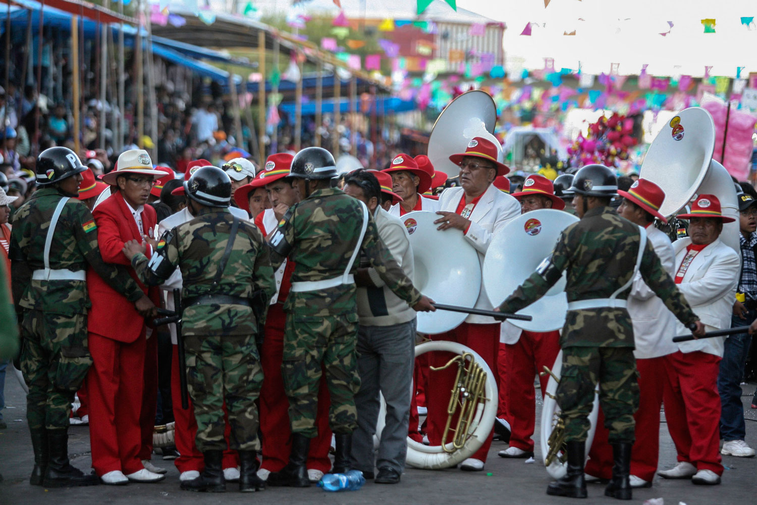 El desplome de una pasarela en el desfile del carnaval boliviano causa 4 muertos y 60 heridos