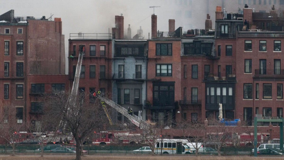 Mueren dos bomberos tras un incendio en un edificio de Boston