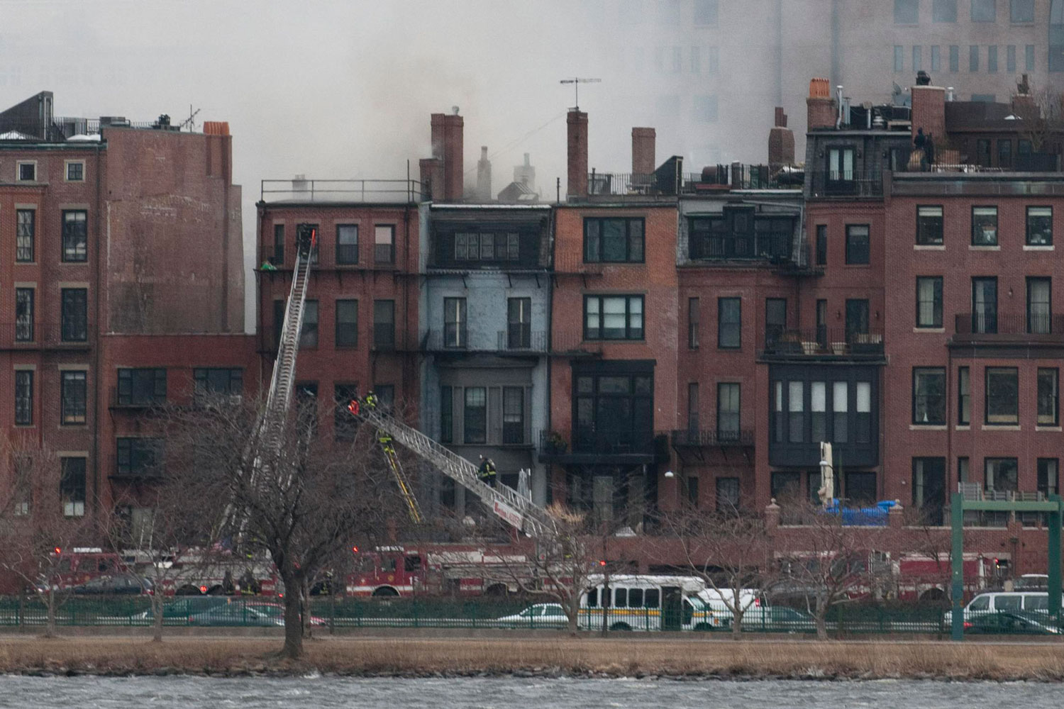 Mueren dos bomberos tras un incendio en un edificio de Boston