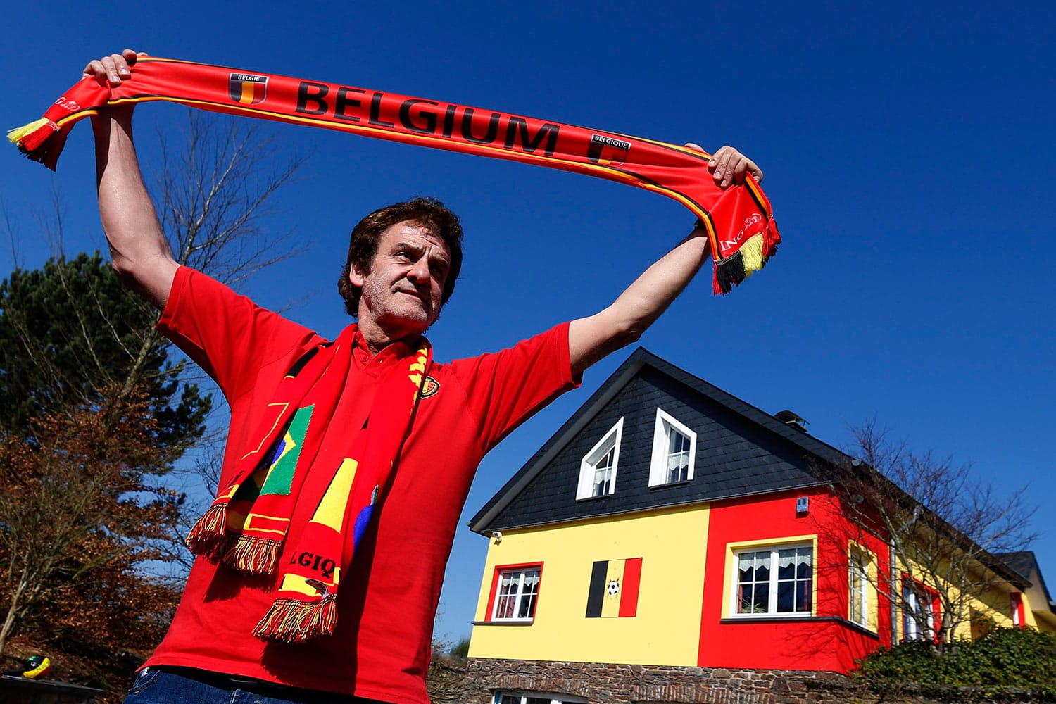Un belga se salta la reglamentación local para pintar su casa con los colores de la bandera nacional