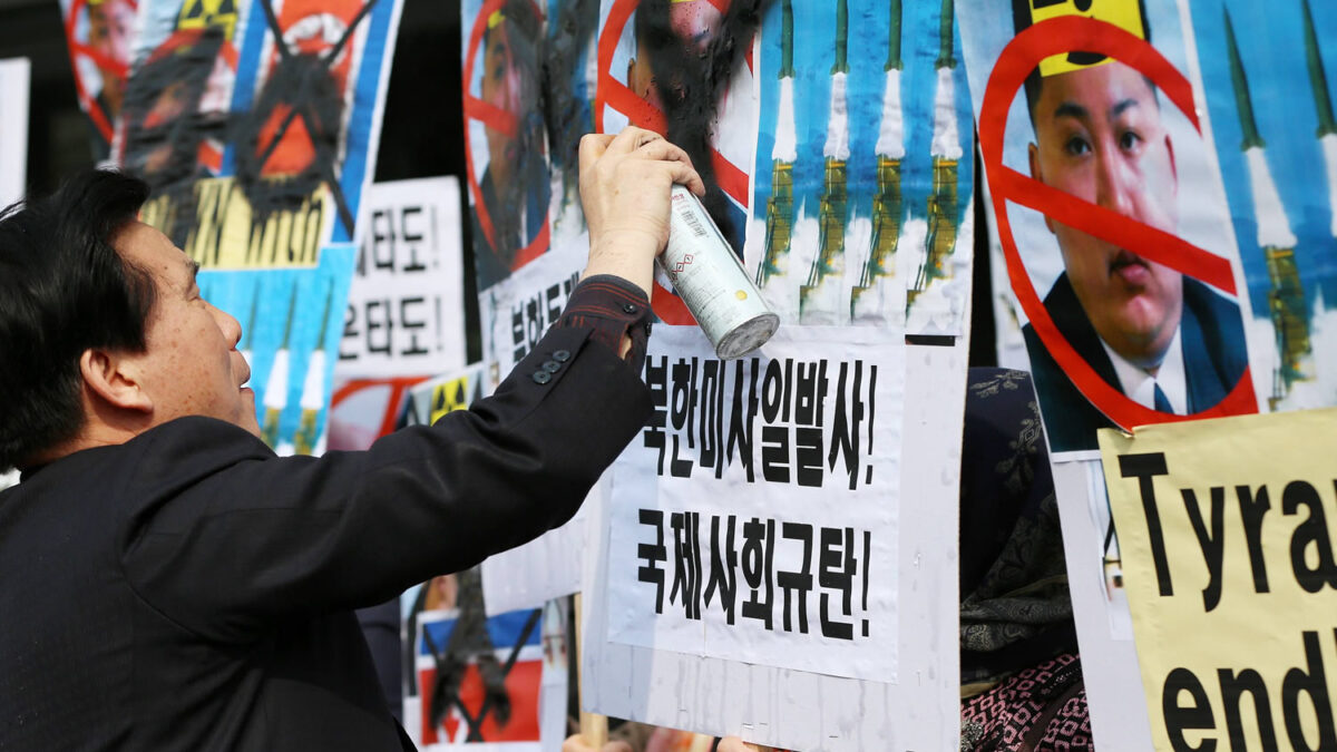 Corea del Norte lanza dos misiles de alcance medio al mar