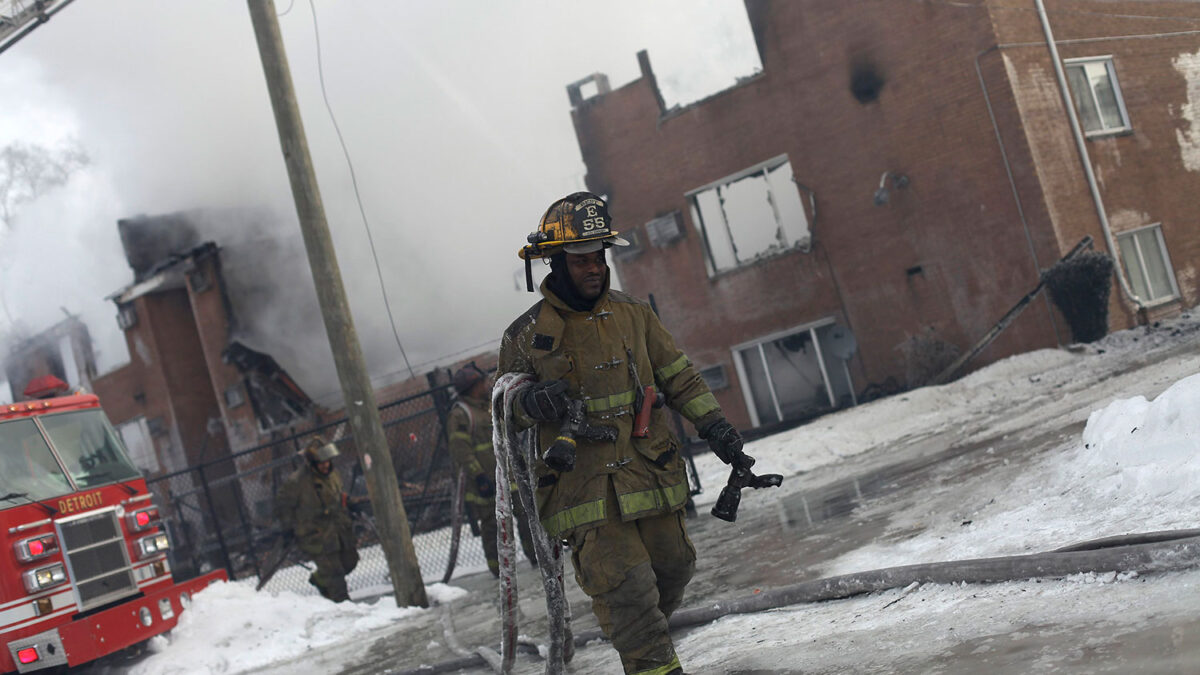 Cuatro personas hospitalizadas tras el incendio declarado en un edificio de apartamentos en Detroit