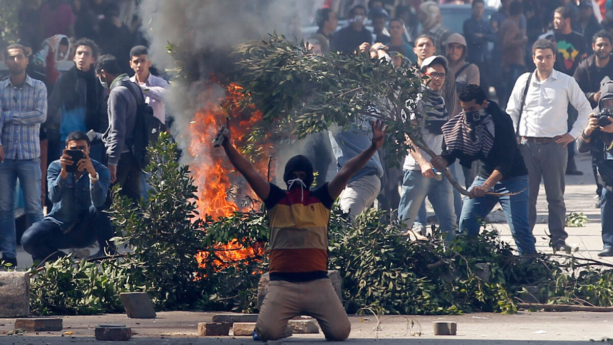 Nuevas protestas en el Cairo dejan un muerto