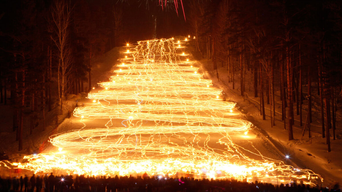 Rusia celebra la fiesta de invierno de las antorchas