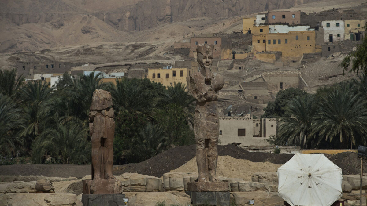 Descubren dos estatuas de Amenofis III